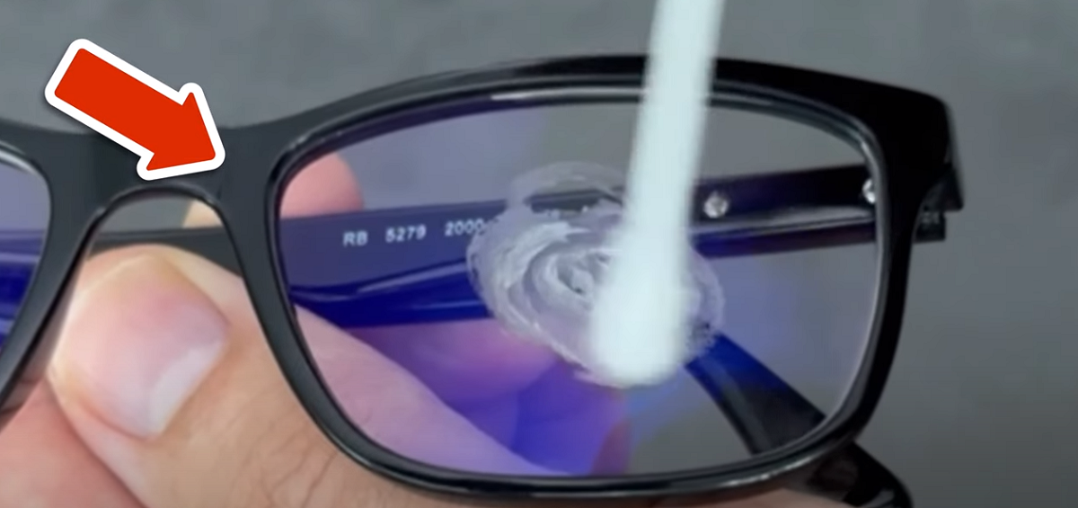 Slut med duggede briller: Gør som eksperten og smør dette hudplejeprodukt på glassene