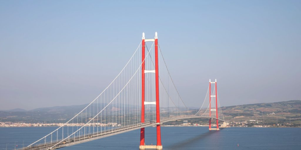 Længere end Storebæltsbroen: Verdens længste hængebro forbinder Europa og Asien