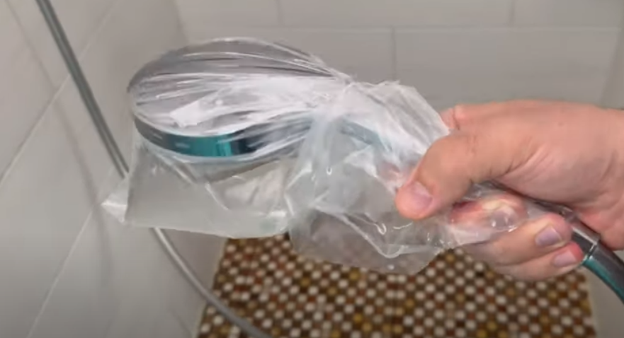 Han sætter en plastikpose på brusehovedet: Se så magien ske