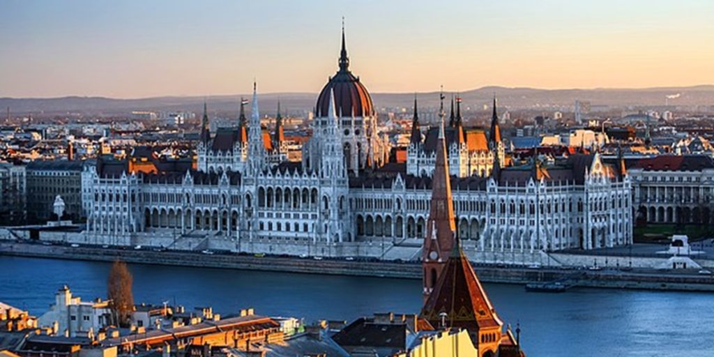 Fodboldspilleren Jacob skulle til Budapest med kæresten: Så fik han et opkald, der ændrede det hele