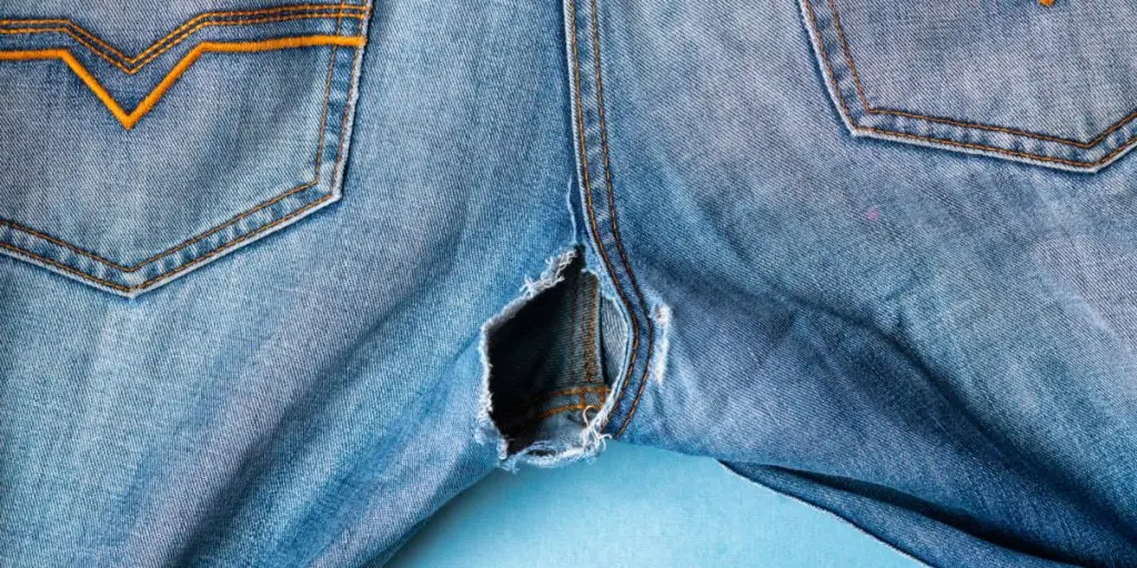 Det geniale trick syersken ikke vil fortælle dig: Sådan fikser du nemt huller i bukserne