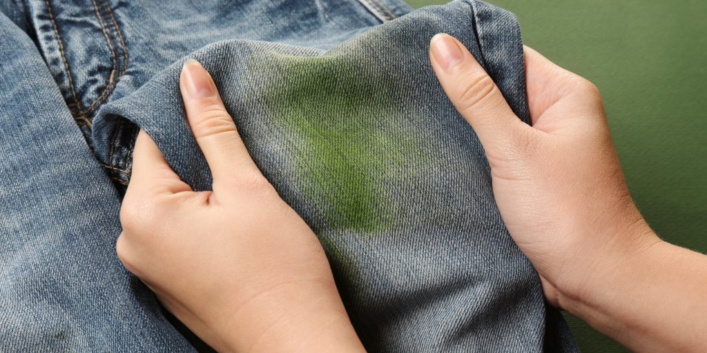 Her er renseriets hemmlighed: Sådan gør de kål med grønne græspletter på tøjet