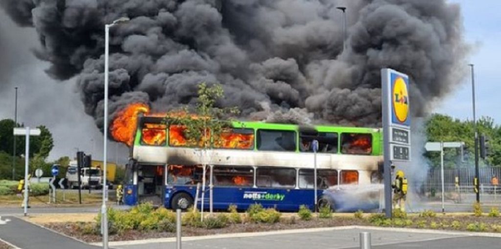 Kæmpe drama foran Lidl: Skolebus i brand