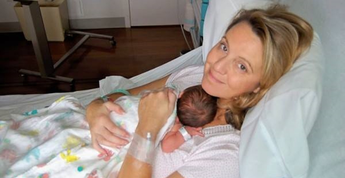 Mor bliver gravid efter 10 års forsøg: Få dage senere ringer lægen i panik og indrømmer sin store fejl
