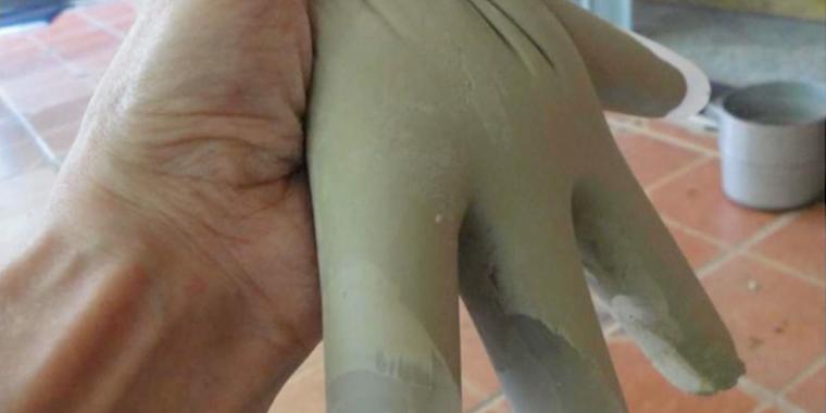 Hun fylder handsken med cement, vent til du ser resultatet 2 dage senere