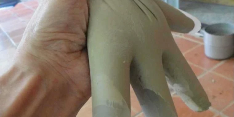 Hun fylder handsken med cement, vent til du ser resultatet 2 dage senere