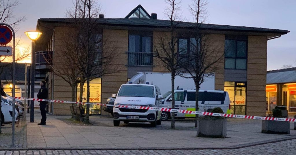 Voldsom eksplosion i center: Politi massivt til stede