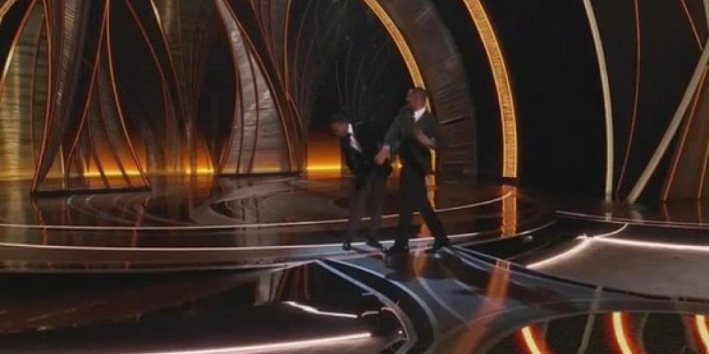 Stort Oscar-drama: Will Smith slår Chris Rock live på scenen