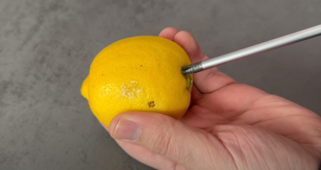 Her laver han citron-tricket, du ville ønske, du havde kendt noget før: Se bare magien ske