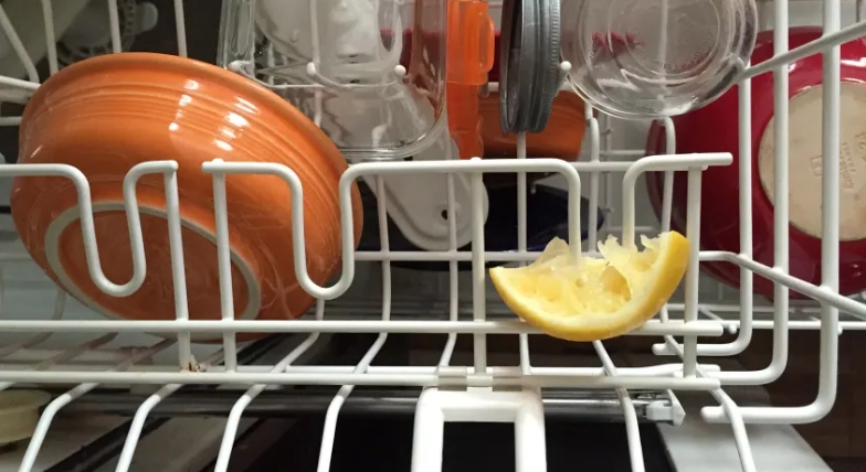 Ikke mange danskere ved det: Her er årsagen til, at du ALTID bør lægge en citron i opvaskemaskinen