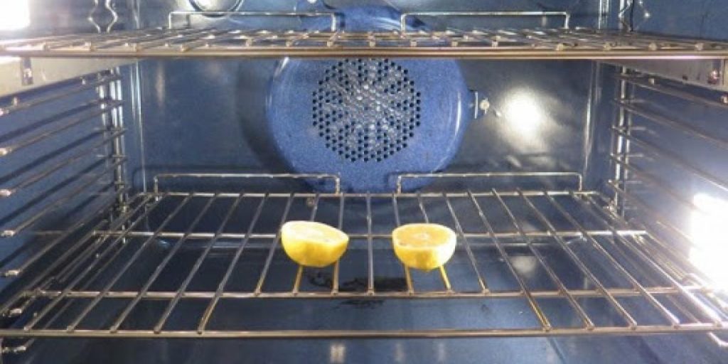 Genialt trick: Derfor skal du lægge to halve citroner ind i ovnen