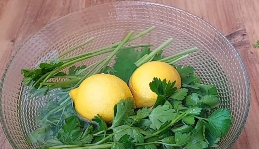 Jeg blander citron med persille og hælder vand over det: Sådan har jeg allerede tabt 4 kg