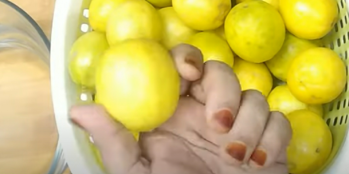 Hun lægger en citron i fryseren: Den magiske effekt vil få dig til at tabe kæben