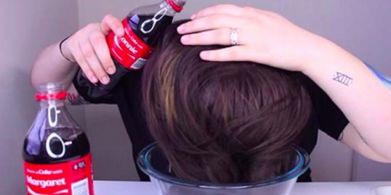 Hun hælder Coca Cola i håret: Videoen bliver set af alle verden over