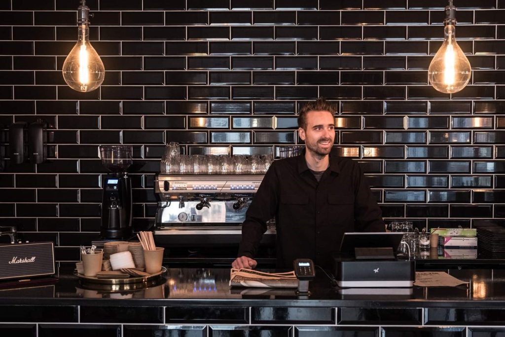 Ny kaffekæde i Aalborg sælger kvalitet for en tier – kendt rapper serverer første omgang