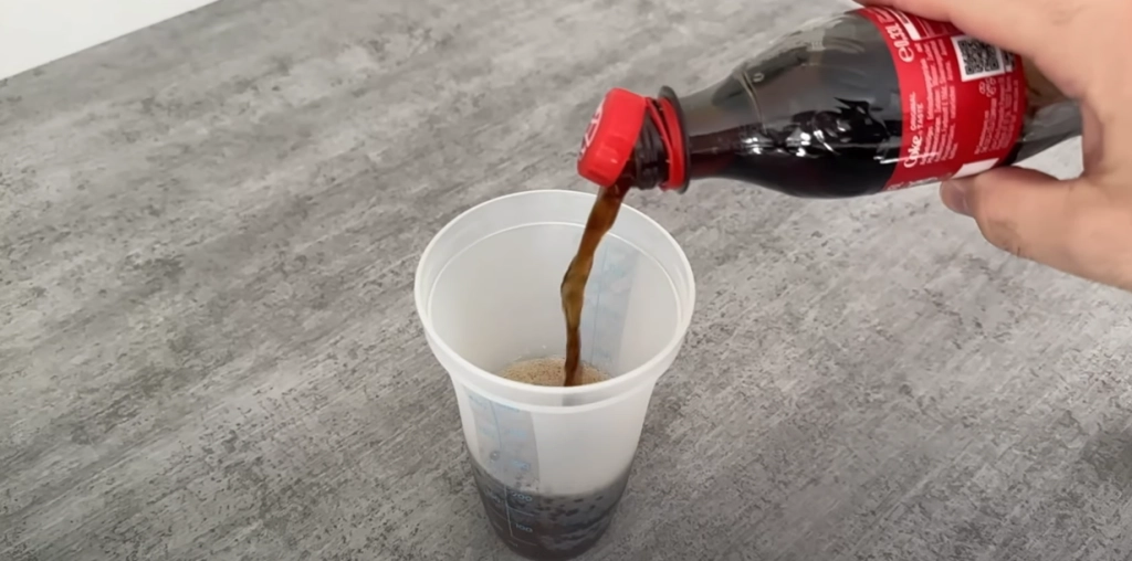 Han blander cola, eddike og én anden ingrediens: Se så magien ske