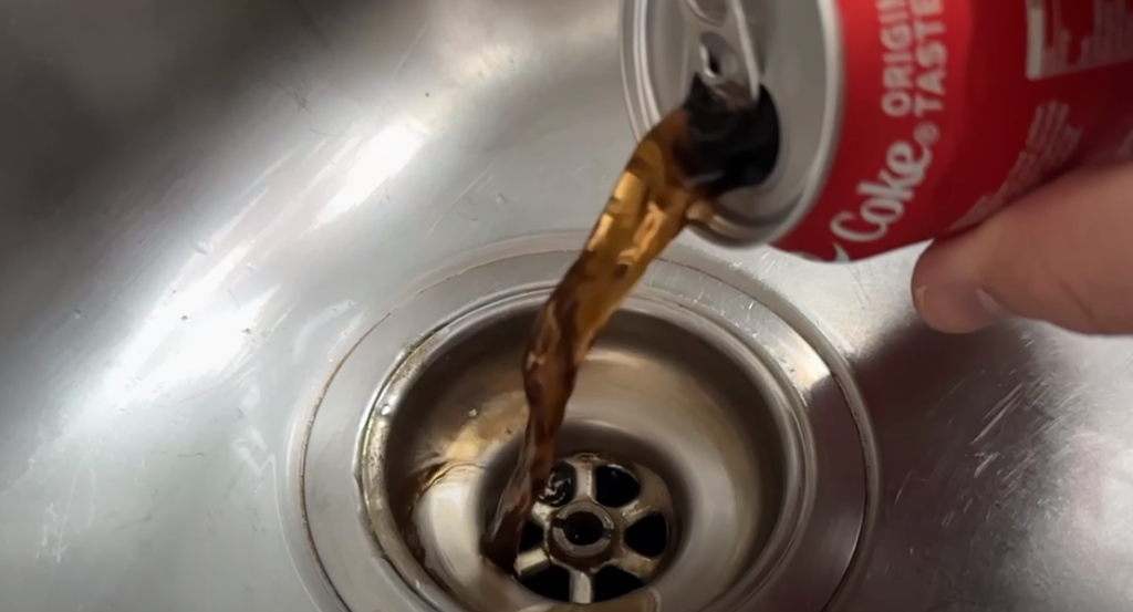 Han hælder sin cola ud i vasken – men bare vent til du finder ud af hvorfor