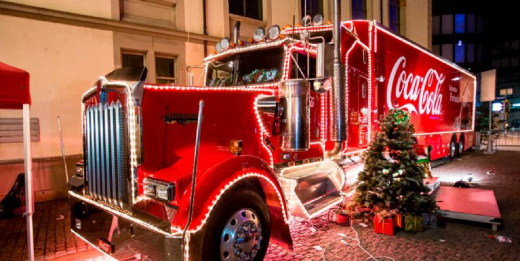 Coca Cola-julelastbilen er endelig tilbage – og her stopper den på ruten