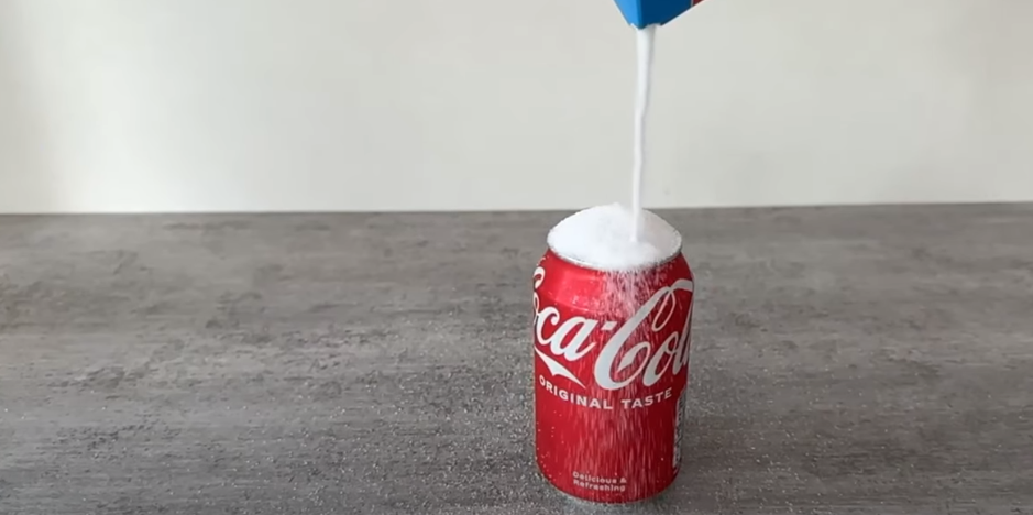 Han hælder denne uventede ingrediens på sin Coca Cola – se så magien ske