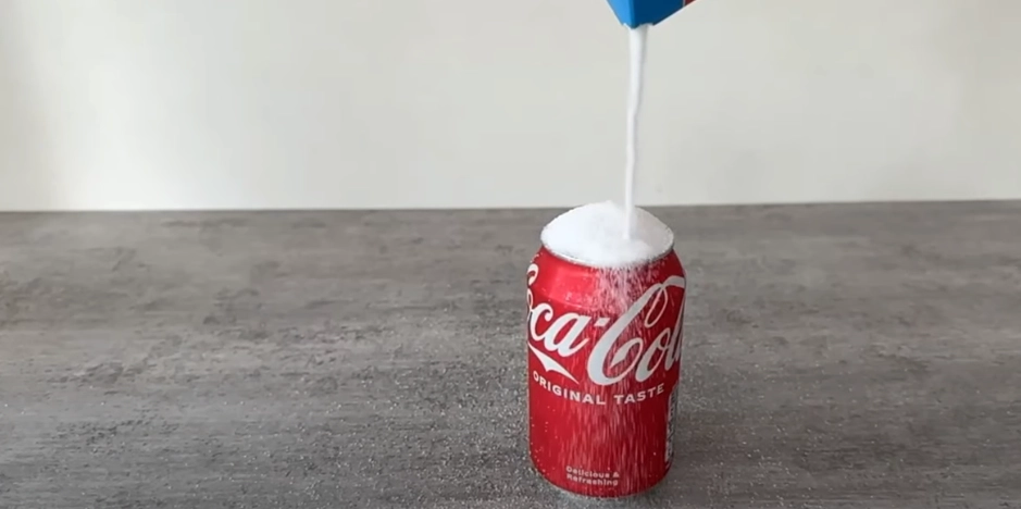 Han hælder denne uventede ingrediens på sin Coca Cola – se så magien ske