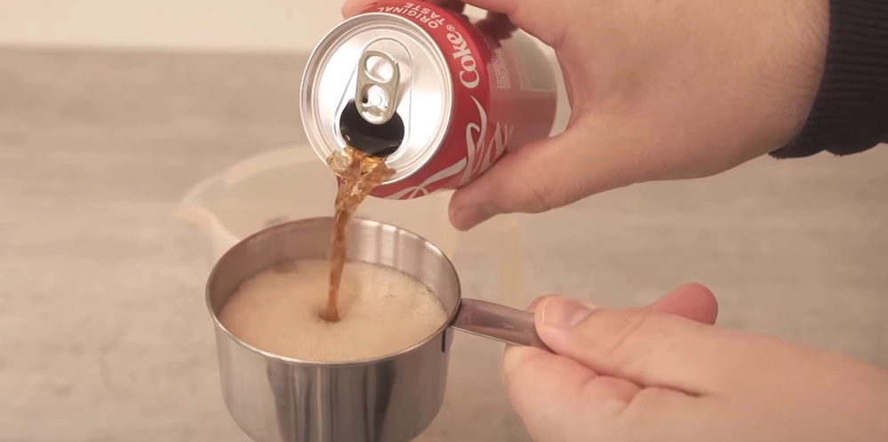 Han blander cola og én uventet ingrediens: Se så hvorfor du bør gøre det samme