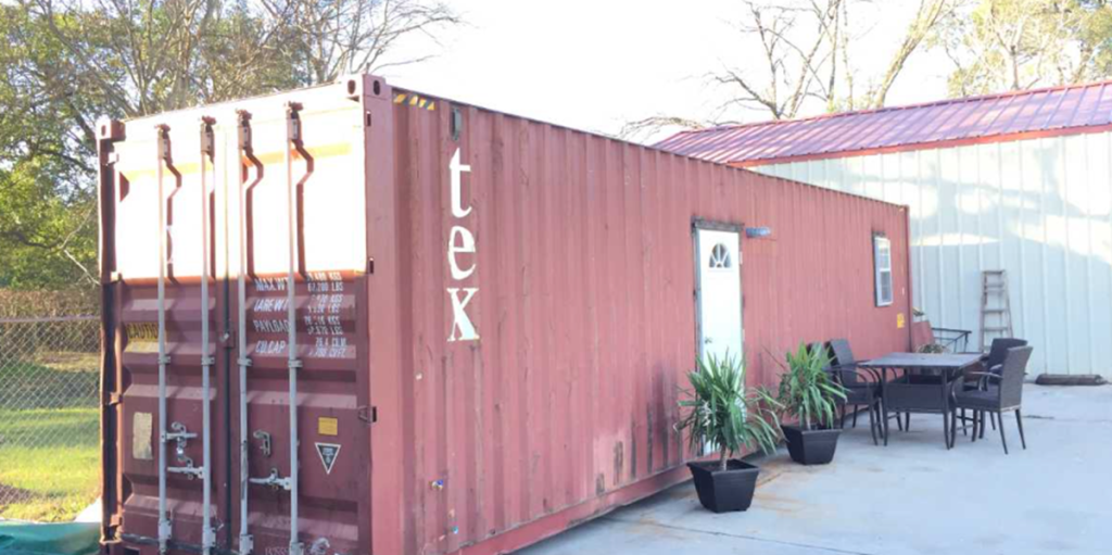 Udefra ligner det en gammel shipping container: Du falder bagover, når du træder indenfor