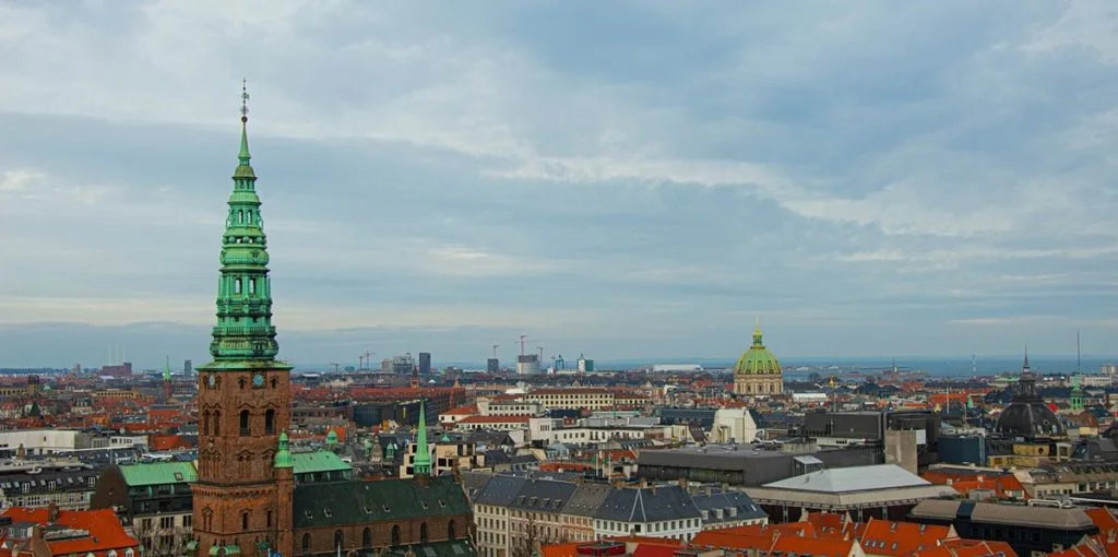 Kran er væltet i København – område er spærret af grundet nedstyrtningsfare