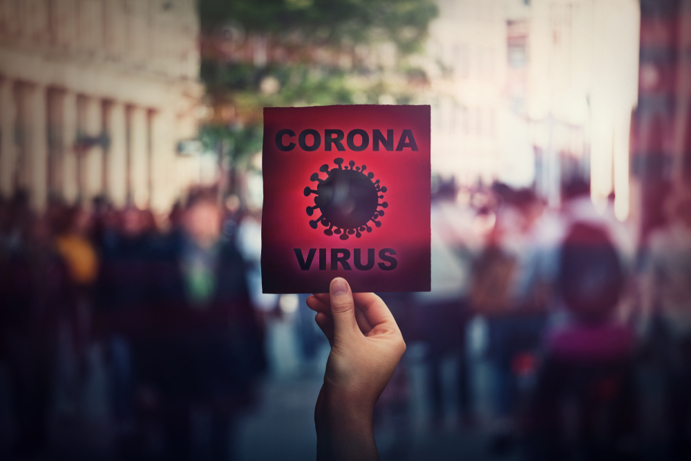 Corona smitter allerede inden du får symptomer