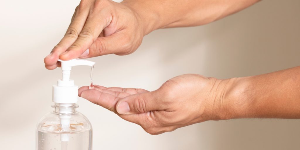 Grove drengestreger i supermarked: Tilbød håndsprit men havde puttet noget helt andet i