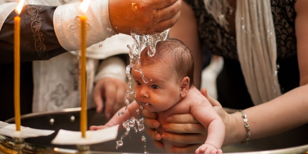 Skulle til at døbe barnet: Pludselig tog præsten bukserne af