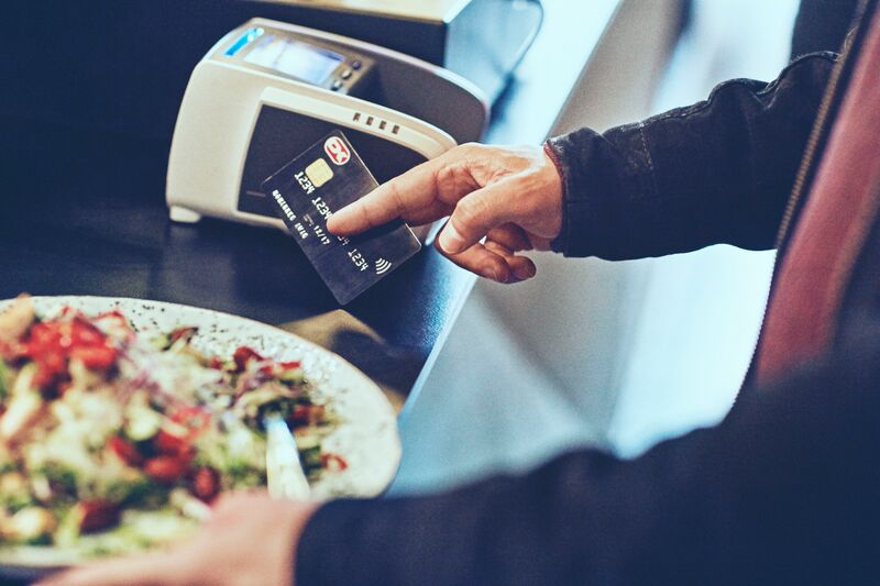 I helligdagene kan butikkerne spejle påskeæg på dankort-terminalerne