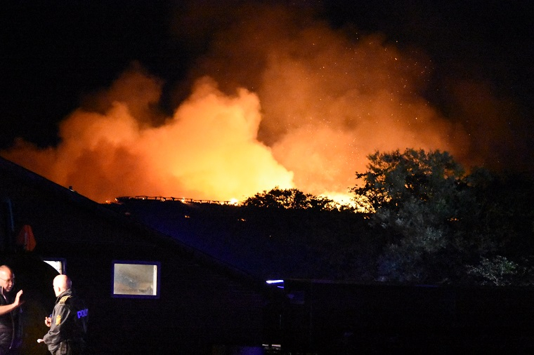 30 kalve fanget i flammehavet: Stor brand hærger kostald
