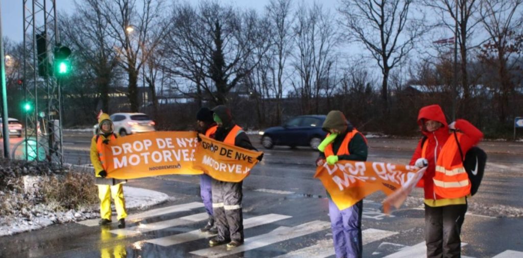 Chok i onsdags trafikken: Demonstranter på vejen ved motorvejsafkørsel