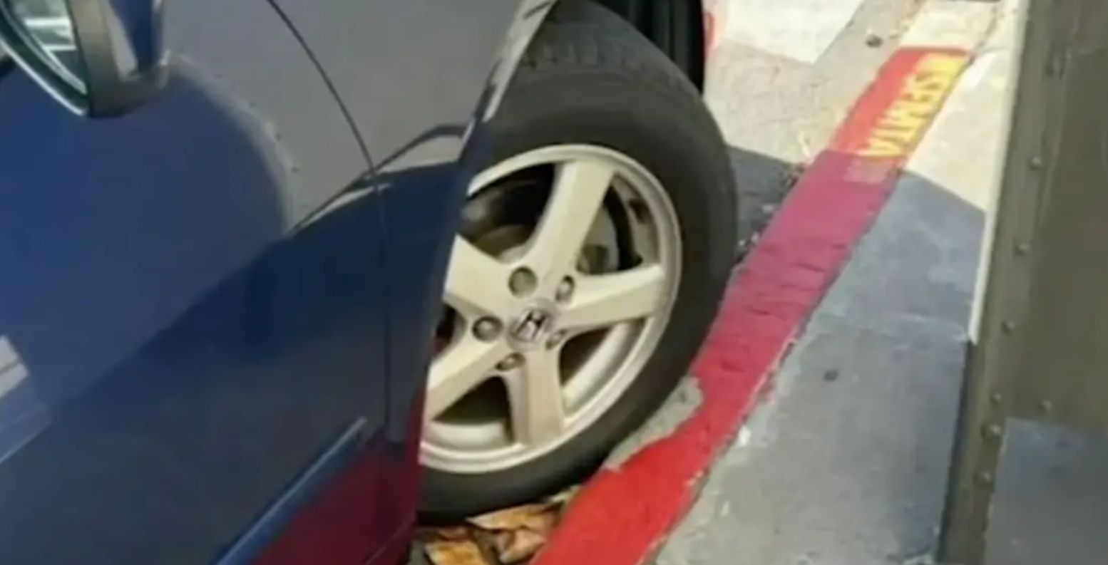 Kræftsyg kvinde parkerede sin bil, hvor hun plejer: Da hun kom tilbage, lå der en bøde på 1.300 kroner i forruden