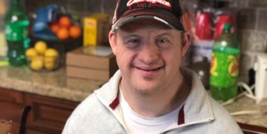 Mand med Downs fyret efter 20 års tro tjeneste: Nu vælter det ind med støtte