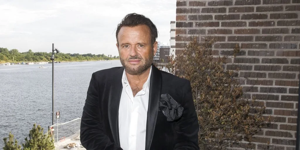 Efter kritik af baby-nyhed: Nu reagerer Dennis Knudsen