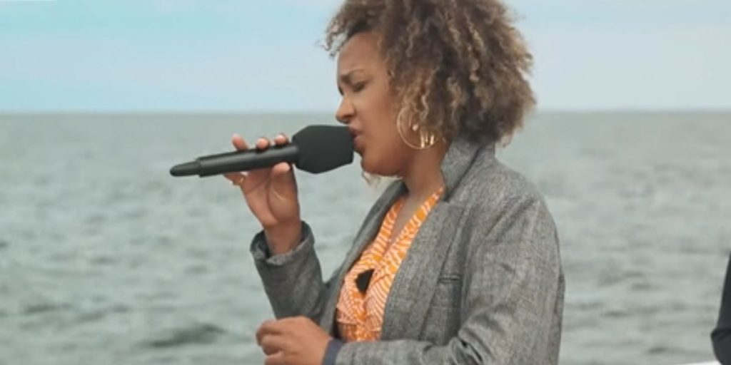 Dansk sangerinde trækker sig: “Man kan ikke arbejde fra graven”