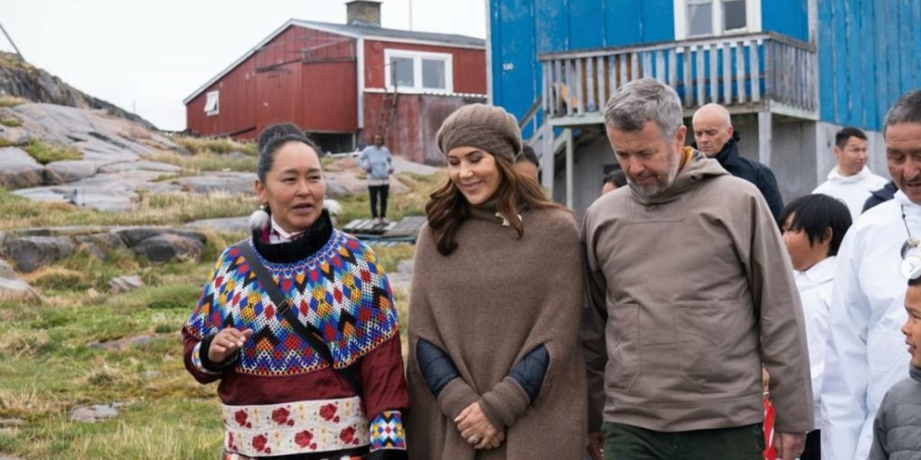 Kongeparret besøger Sisimiut: Kommer i overraskende påklædning