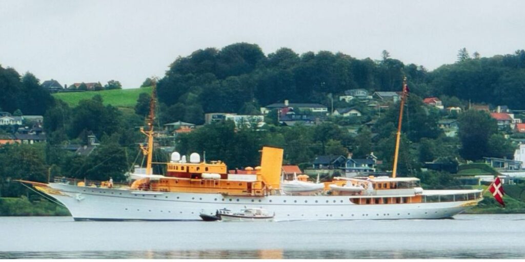LIVE: Se de eksklusive billeder her- Kongeparret ankommer til Vejle