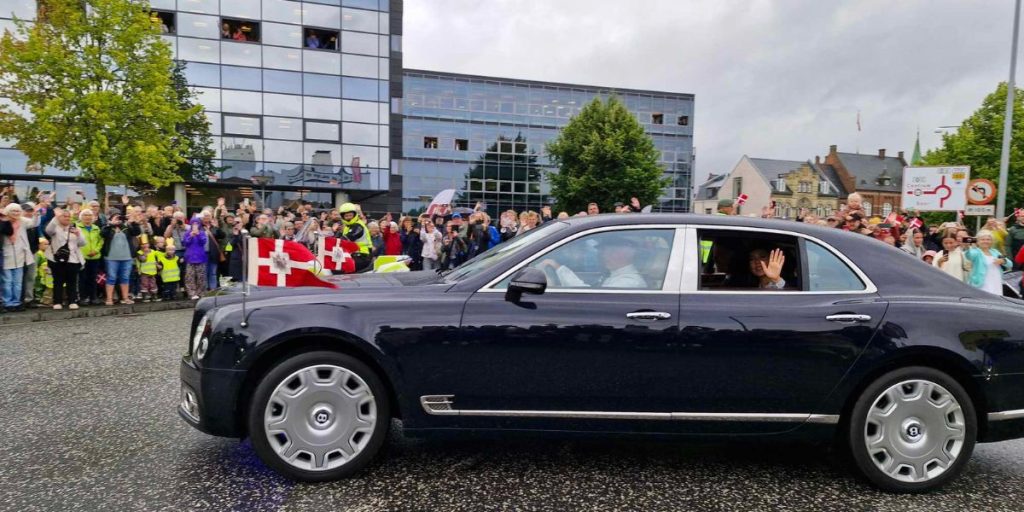 LIVE: Kongeparret til officiel modtagelse på rådhuset: Se billederne i artiklen