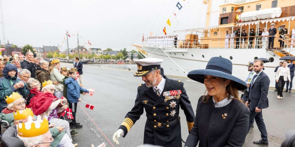Bemærkede du den fine detalje? Dronning Mary bar særligt smykke under sommertogt