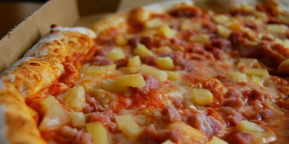 Hører ananas til på en pizza? Nu kommer italiensk kok med overraskende svar