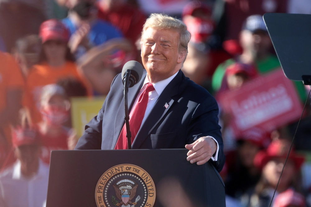 Donald Trump håner Joe Biden for at sidde 14 rækker væk ved dronningens begravelse