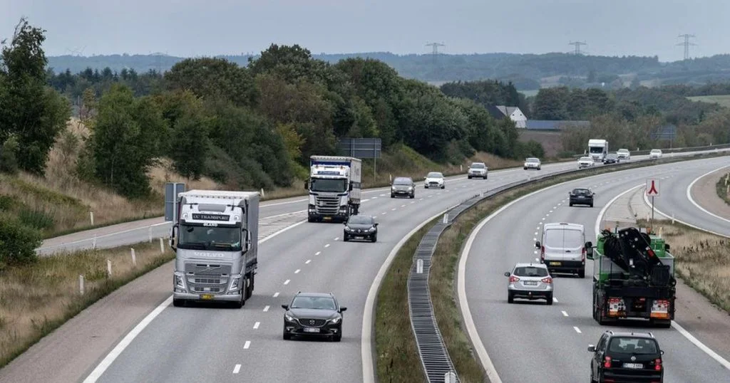 Matematiklærer forklarer: Så meget før kommer du frem ved at køre 140 km/t i stedet for 120