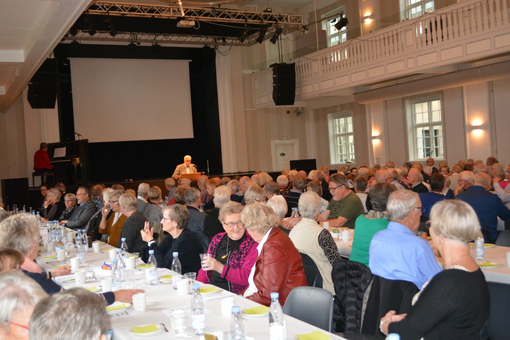 Fællesskab, sang og kagebord: Nu inviteres alle 60+’erne til årets Ældredag