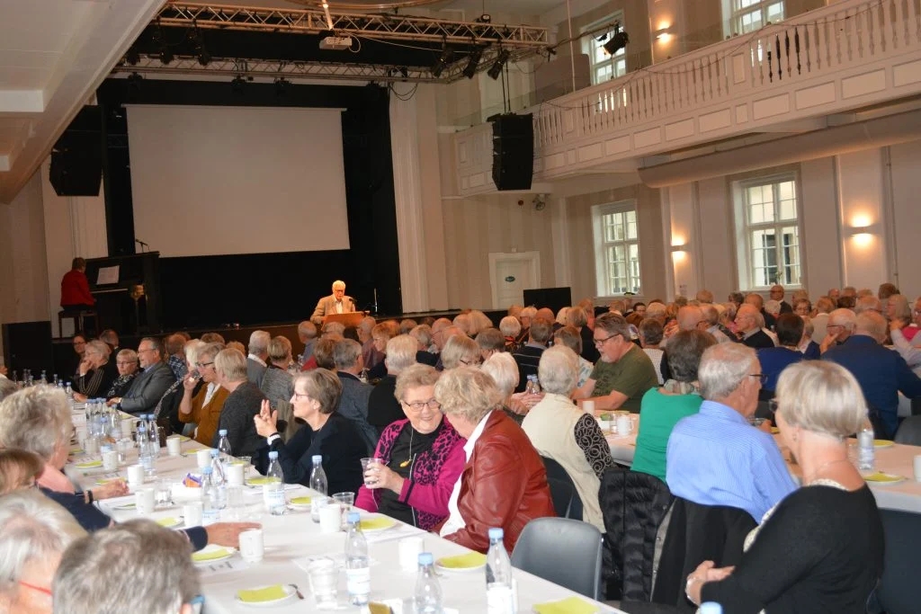 Fællesskab, sang og kagebord: Nu inviteres alle 60+’erne til årets Ældredag