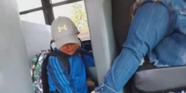 Da Axel tager bussen gør buschaufføren noget, hun tror ingen ser: Få dage senere er billedet delt verden over