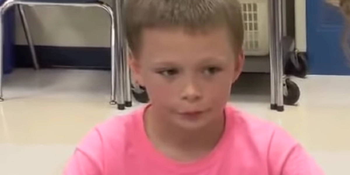 9-årige William blev mobbet med sin t-shirt: Dagen efter kan han ikke tro sine egne øjne
