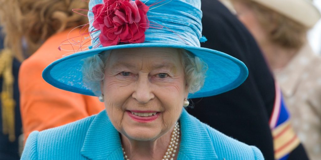 Englændere i chok: Så meget koster det at se dronning Elizabeths gravsten