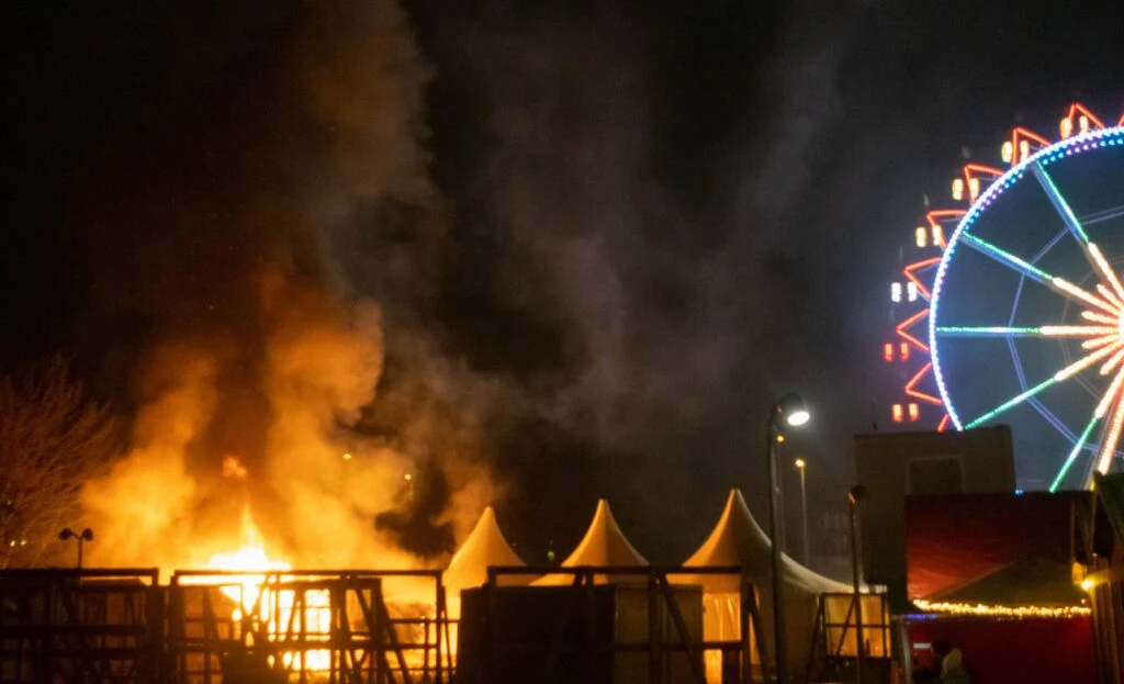Drama på julemarked: Boder brød i brand